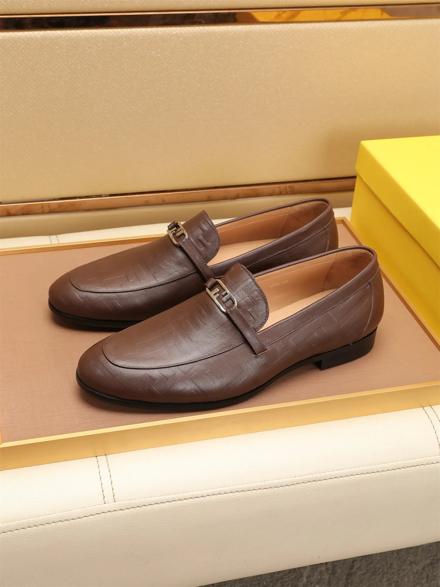 Men's shoes💰460 🕷🕷【FENDI】The latest men's formal leather shoes🇨🇳Classic series not to be missed💯The first layer is made of imported first-layer cowhide☘Original quality, the leather is smooth and delicate🎋Awesome version, perfect streamlined outline🍇Cowhide lining, size 38-44 (customized at 45.46)...